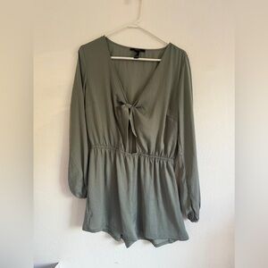 Long-Sleeve Green Romper with Tie
Front sleek Lightweight casual summer …